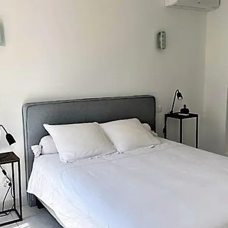 En Rez-de-jardin 3 Pieces Avec Climatisation Et Parking Pres D'ajaccio - Fr-1-61-615 شقة *