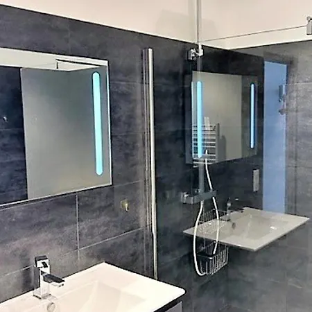 En Rez-de-jardin 3 Pieces Avec Climatisation Et Parking Pres D'ajaccio - Fr-1-61-615 * Villanova