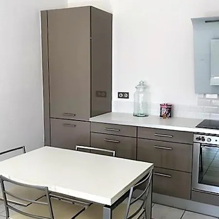 Appartement En Rez-de-jardin 3 Pieces Avec Climatisation Et Parking Pres D'ajaccio - Fr-1-61-615 *